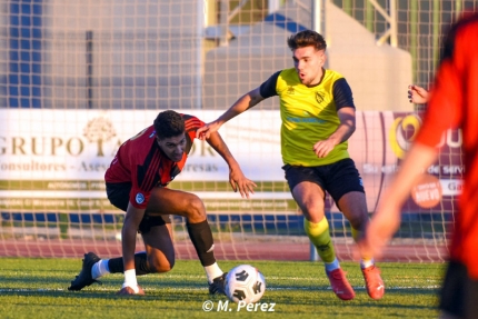 Jorge Ruiz, jugador del FC Cubillas, en el encuentro ante el CD Cantoria (M. PÉREZ)