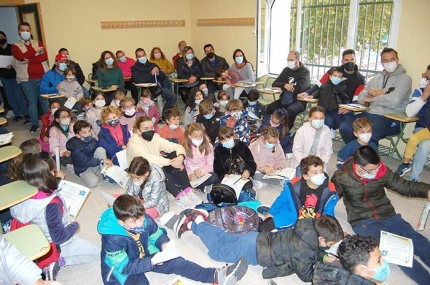 Algunos de los escolares participantes en el Aula de la Naturaleza durante el acto de clausura. Abajo, el concejal de Medio Ambiente, José Miguel Rodríguez, entrega a un alumno su diploma.