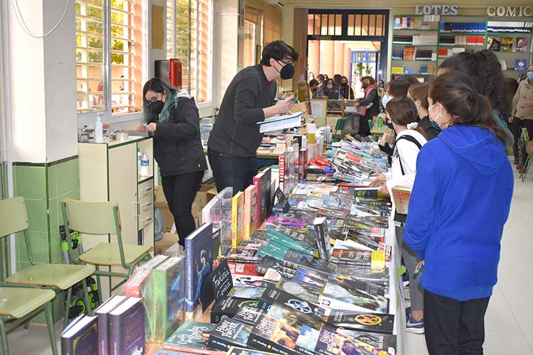 Alumnado del IES visitan el stand de libros ubicado en la biblioteca del centro.