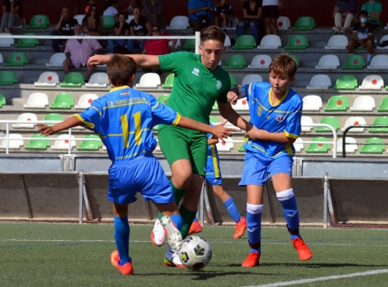 Dos jugadores del equipo infantil del Albolote Soccer con un rival en un partido jugado en Atarfe (J. PALMA)