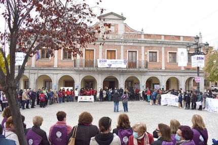 Concentración del 25N en la plaza del Ayuntamiento. Abajo, concejales del equipo de Gobierno, representantes de Amefa y del Centro de la Mujer.