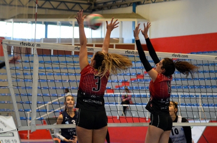 Las alboloteñas tienen que mejorar en defensa ante Benidorm (J. PALMA)