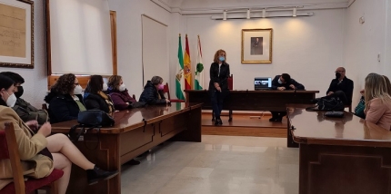 La concejala de Personal , Marta Nievas, junto con el alcalde, Salustiano Ureña en la reunión con las educadoras 