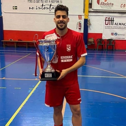 Mario Villalba con la copa de campeones de liga de la temporada pasada 