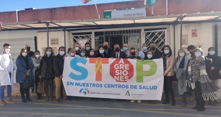 concentración para denunciar la agresión sufrida por un sanitario en el centro de salud de ALbolote 