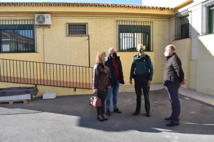 Varios concejales visitan la casa cuartel para ver el estado de las obras que lleva a cabo el PFEA