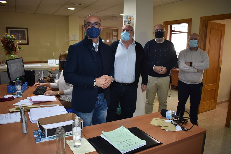 El alcalde, Salustiano Ureña, junto al concejal de Nuevas Tecnologías, Juanma Ocaña y a los funcionarios del juzgado de paz El alcalde, Salustiano Ureña, junto al concejal de Nuevas Tecnologías, Juanma Ocaña y a los funcionarios del juzgado de paz