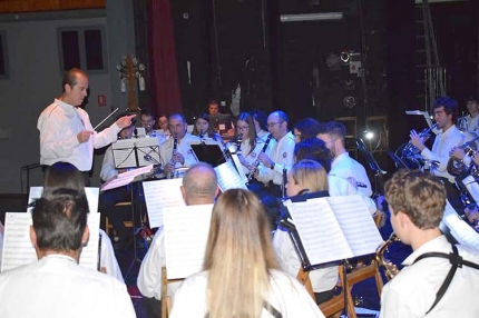 Juan Miguel Nievas dirige la Banda de Música de Albolote en el concierto de Navidad de 2019.
