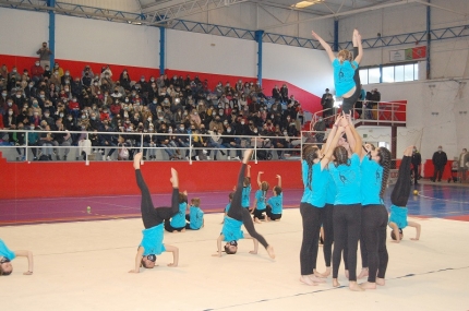 Exhibición de alumnos y alumnas de la escuela municipal de gimnasia  
