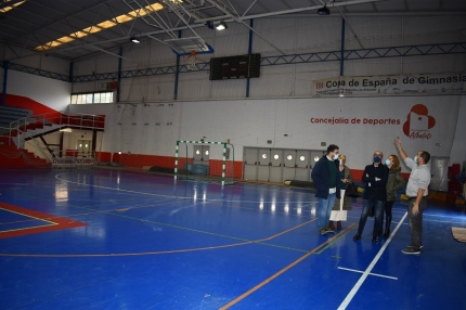 El alcalde, Salustiano Ureña y el concejal de Deportes, Juanjo Martínez, visitan el pabellón 