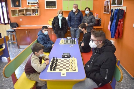 Un momento del transcurso del torneo de ajedrez en la Casa de la Juventud. Abajo, Samuel Rodríguez (izquierda), fue el ganador en la categoría de 6 a 11 años.