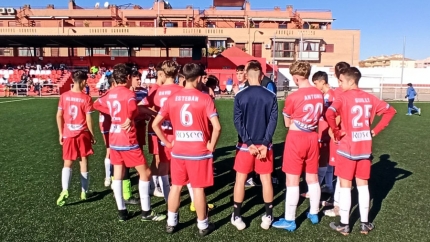 Los jugadores del equipo Cadete B del Español de Albolote escuchan las instrucciones del entrenador (ESPAÑOL ALBOLOTE) 