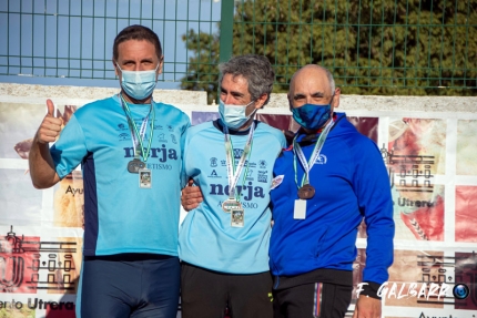 Paco Cortijo, con la medalla de bronce, junto a los atletas que completaron el podio (F. GALBARR)