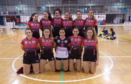La alboloteñas posan antes del inicio del partido en la cancha del Mintonette Almería (ALBOLOTE CV`16)
