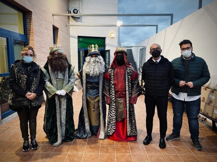 El alcalde, Salustiano Ureña, el concejal de fiestas, Juanjo Martínez y la portavoz, Marta Nievas junto a los Reyes Magos 