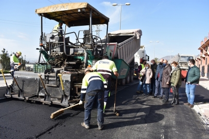 El equipo de gobierno visita las obras de asfaltado en paseo de Ronda 