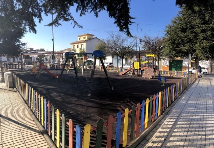 Una foto de uno de los parques que será remodelado con un nuevo pavimento de caucho