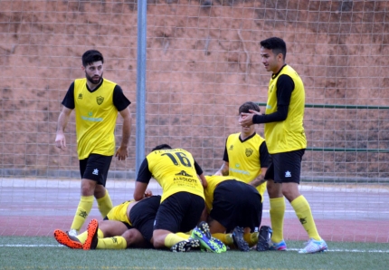 Los jugadores del FC Cubillas celebran un gol en casa (J. PALMA)