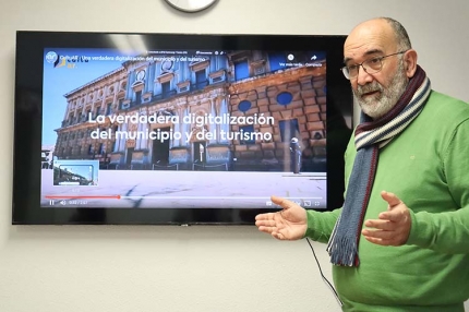 El concejal de Turismo, Juanma Ocaña, explica el funcionamiento de la nueva App. Abajo, detalle del funcionamiento en el terminal.