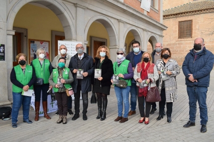 Miembros de la AECC y del equipo de gobierno. 