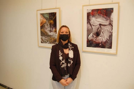 La fotógrafa, Marta Corral, junto a varias obras de la muestra. Abajo, un momento de la presentación de la exposición.