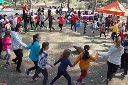 Corro de gente cantando la tradicional canción de la Candelaria en la Placeta de la Reina. Abajo, entorno del Torreón donde subieron numerosos vecinos.