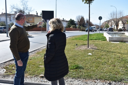 El concejal de Obras, José Miguel Rodríguez, muestra el tramo por el que comenzarán las obras