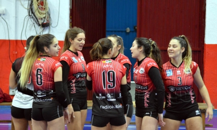 El Nevadis Albolote arañó un set en la cancha del segundo clasificado (J. PALMA)
