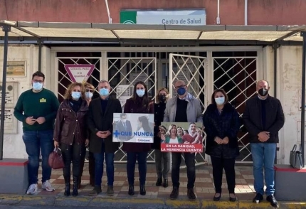Miembros del equipo de gobierno con el alcalde, Salustiano Ureña, frente al centro de salud 
