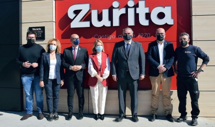 Responsables públicos junto a los dueños posan en la fachada de la empresa Cárnicas Zurita 