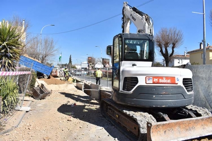 Primeros movimientos de tierra en el Paseo de Colón en las obras que se ejecutan para el vertido de aguas residuales a la EDAR.