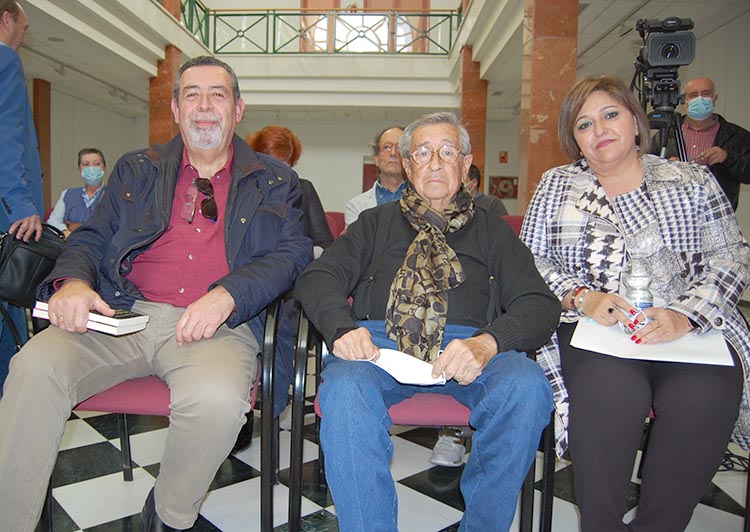 Los dramaturgos Moreno Arenas y Sánchez Mediero, y la concejala, Toñi Guerrero, al inicio del seminario.