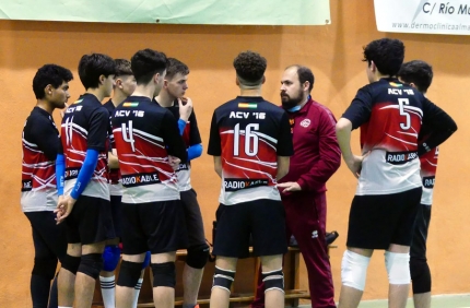 Los jugadores del equipo júnior Radiokable Rojo en un tiempo muerto (ALBOLOTE CV`16)