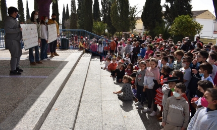 Alumnado del colegio Abadía entona el himno de Andalucía 
