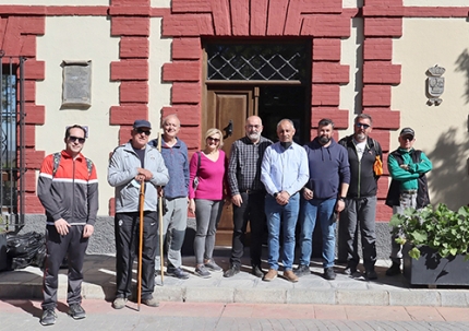 Representantes municipales de Albolote y Deifontes y peregrinos de Granada Jacobea posan tras finalizar la etapa a las puertas del ayuntamiento deifontero