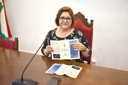 La concejala de Cultura, Toñi Guerrero, durante la presentación del calendario cultural para el mes de marzo. Abajo, cartel del Concierto del Día de Andalucía.