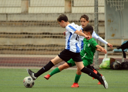 Una jugada del partido que el equipo infantil del Español Albolote jugó en Atarfe (J. PALMA)