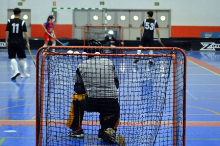 Una jugada del encuentro que disputaron Floorball Nazaríes y Fénix San Lorenzo (J. PALMA)