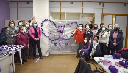 Integrantes de Amefa, concejalas y técnicas de Igualdad junto a una mariposa gigante.