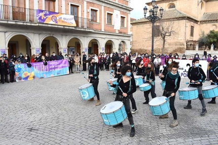 Batucada y manifestación del 8M por el centro de la localidad en el que han participado un centenar de mujeres.