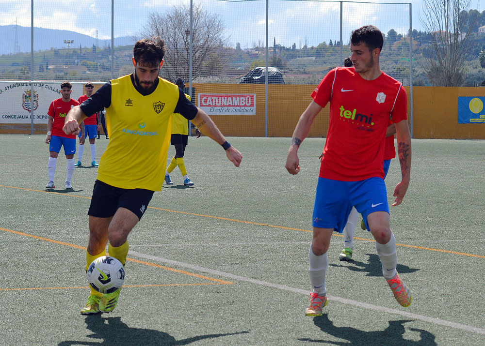 Una acción del partido jugado por el FC Cubillas B en el campo del Cúllar Vega CF (J. PALMA)