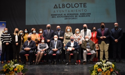 Foto de los jubilados junto al equipo de gobierno y al delegado de gobierno de la Junta