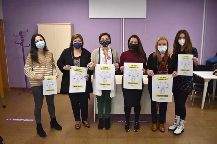 Concejalas y afectadas por la endometriosis durante la presentación de la campaña.