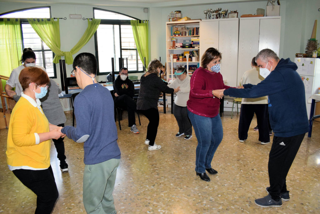 Usuarios del centro ocupacional participan en el taller de danza junto a la concejala de Diversidad Funcional 