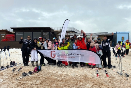 Participantes en el Día de Esquí en Sierra Nevada 