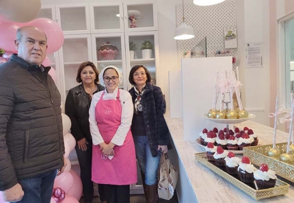 Los concejales y la dueña de la pastelería posan durante el acto de reapertura de este comercio de Albolote.