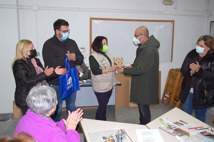 El alcalde entrega a Mª Carmen Sánchez un reconocimiento a la trayectoria de su empresa Ecoideas Consultoría.