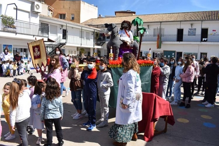 Inicio de la procesión escolar en el colegio Ave María de Albiolote.