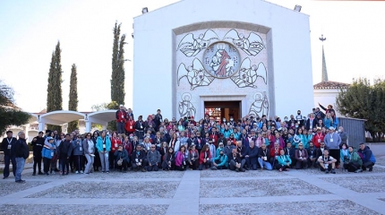 Peregrinos que participaron en la ruta y un momento del recorrido por zonas naturales.