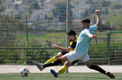 Una acción del encuentro jugado entre FC Cubillas y Berja CF